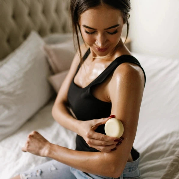 En luksuriøs body butter bar med Hidden Waterfall duft, Rice Water & shea butter, der giver intens fugt og silkeblød hud.