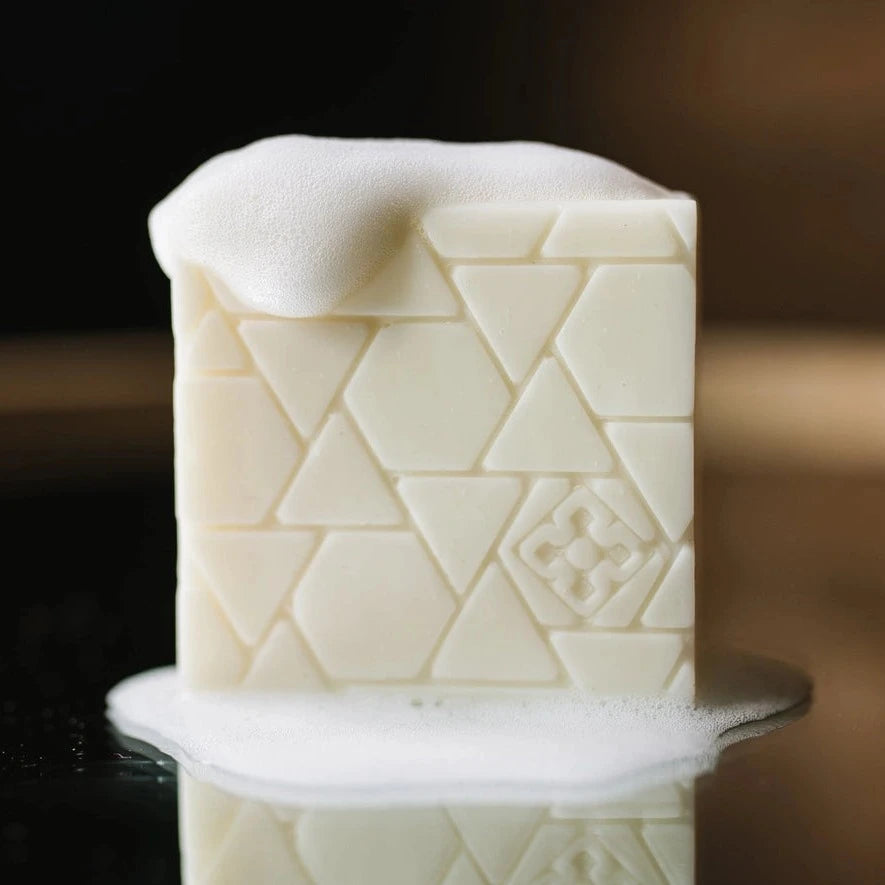 Forkæl huden med Viori Serenity Body Wash Bar – beroligende rice water pleje, der giver blød, glat og fugtet hud med en naturlig følelse af balance.