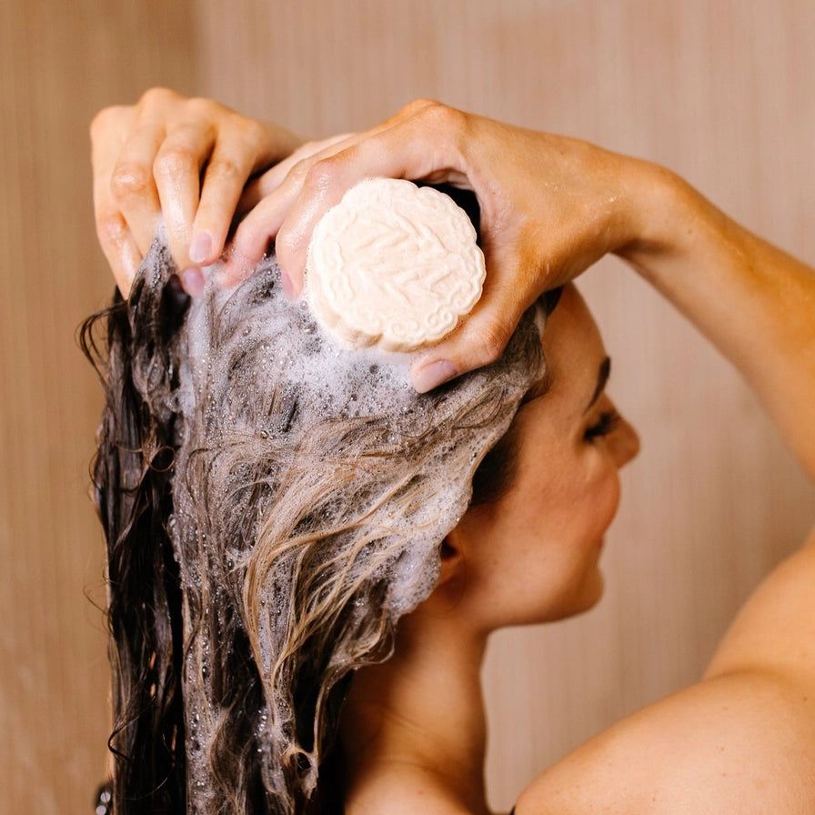 Dybderensende & styrkende shampoo bar med Rice Water, Tea Tree & Mint – perfekt til fedtet hår og hovedbund.