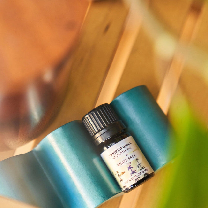 White Sage æterisk olie fra Juniper Ridge med noter af tør jord, blød chaparral og krydret harpiks. En rensende, 100 % naturlig olie inspireret af Mojaveørkenen.
