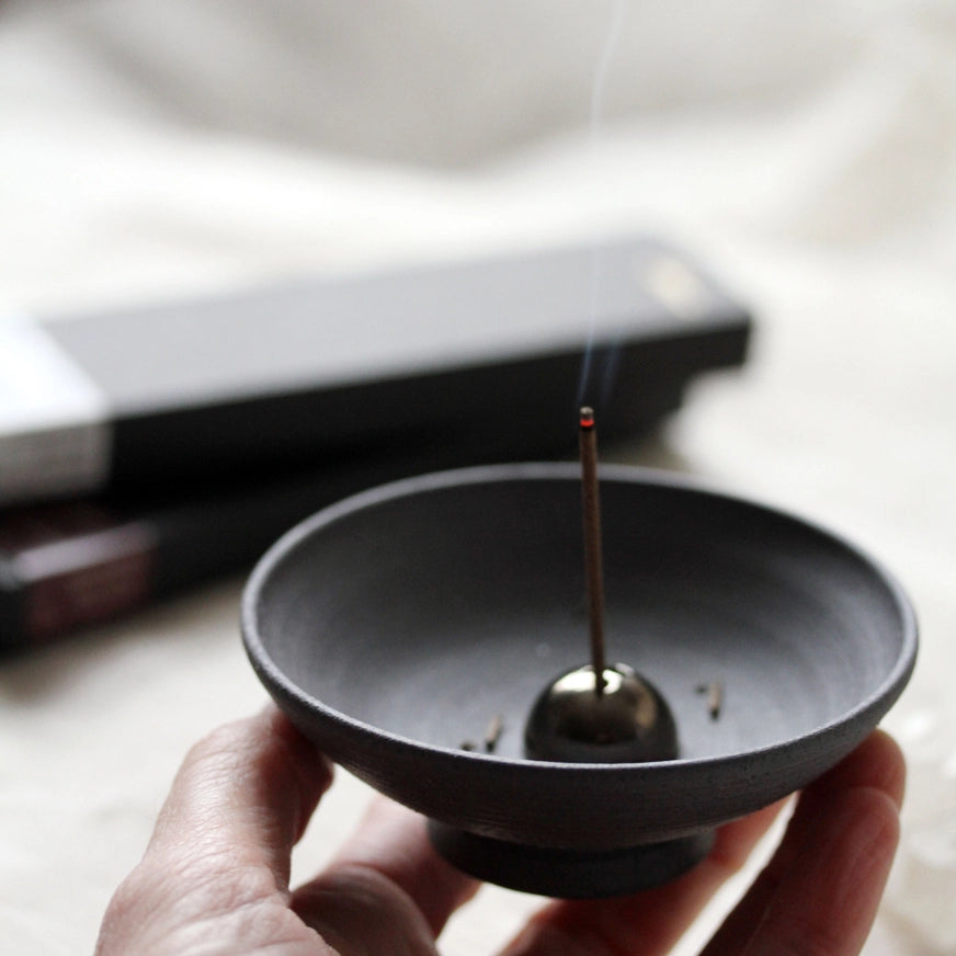 Zen mineral Smudging sæt med stentøjs skål og røgelsesholder i børstet messing - en unik, håndlavet røgelsesskål, der bringer både skønhed og spiritualitet til dit hjem.