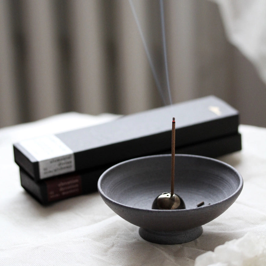 Zen mineral Smudging sæt med stentøjs skål og røgelsesholder i børstet messing - en unik, håndlavet røgelsesskål, der bringer både skønhed og spiritualitet til dit hjem.