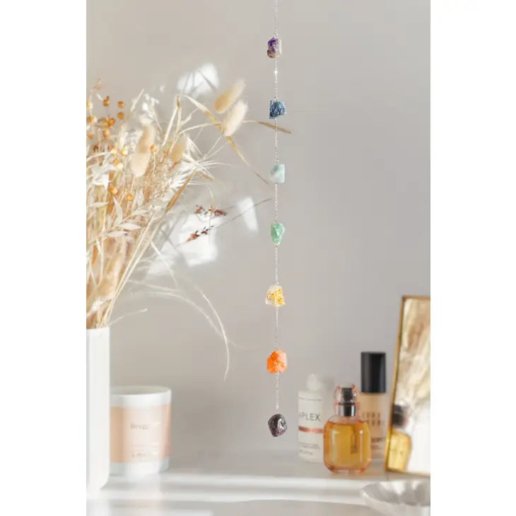 Krystaluro med Chakra krystaller – Håndlavet uro med sølvkæde | Medium