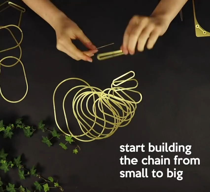 Gold Brass Chain – Elegant blomsteropbinding i messing til klatreplanter