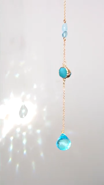 Krystaluro med blå agat & aquamarine – Håndlavet uro med guldkæde | Small