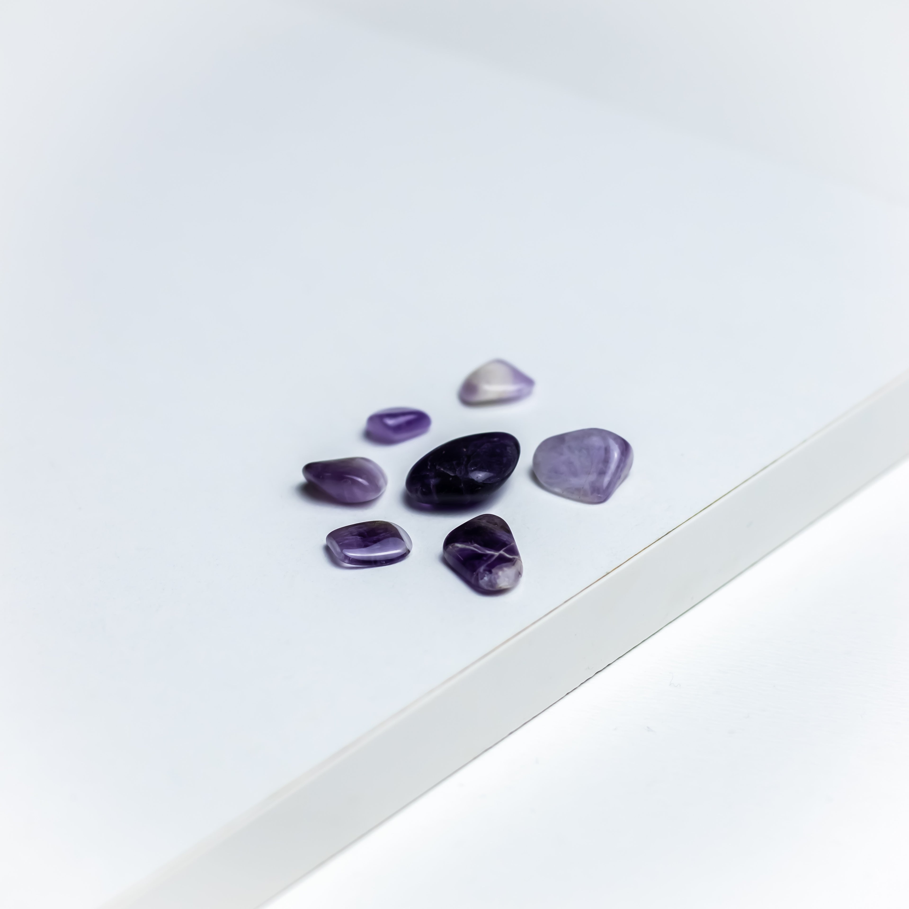Ametyst krystallen står for INTUITION • RELAXATION • PEACE Ametyst krystallen er den ultimative spirituelle sten. Ametyst understøtter afslappende energi og er kendt for at dulme daglige stress. Renser dig og/eller dit hjem for negativ energi - skaber en rolig og fredelig atmosfære. En ametyst krystal er den helt rigtige krystal til soveværelset, da den tilskynder til afslappende søvn. Desuden er en kendt for at forstærke din intuition og styrker dine beslutningsevner.