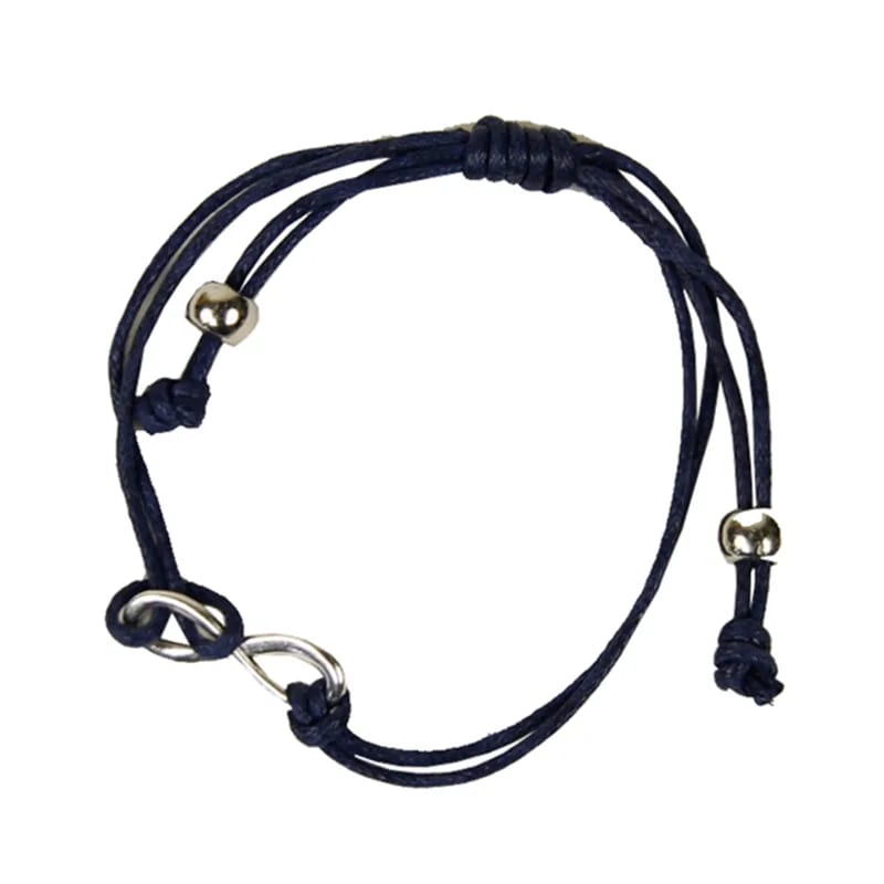Infinity armbånd. Armbåndet er lavet af en bomuldstråd med en glidende knude, som gør at det kan tilpasses til alle håndled. Desuden har det en smuk sølvperle, på hver snor som afslutning. Matcher godt sammen med alle vores krystal armbånd.