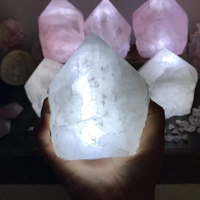 Krystal lampe m. pointed top m. LED lys - Rå Bjergkrystal