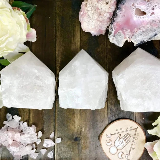 Krystal lampe m. pointed top m. LED lys - Rå Bjergkrystal