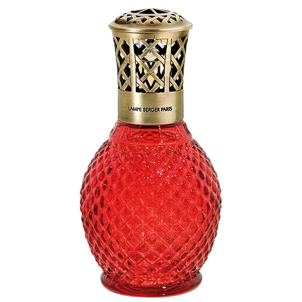 Maison Berger Paris L’Originelle – den ikoniske duftlampe inspireret af originalen fra 1905, hvor rødt glas, oxideret metal og patenteret luftrensning forener historie, funktion og fransk elegance