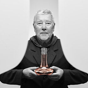 Philippe Starck Diffuser & Peau de Soie – et luksuriøst diffuser-sæt, der indhyller dit hjem i lethed, mystik og sofistikeret ro med et ikonisk design.