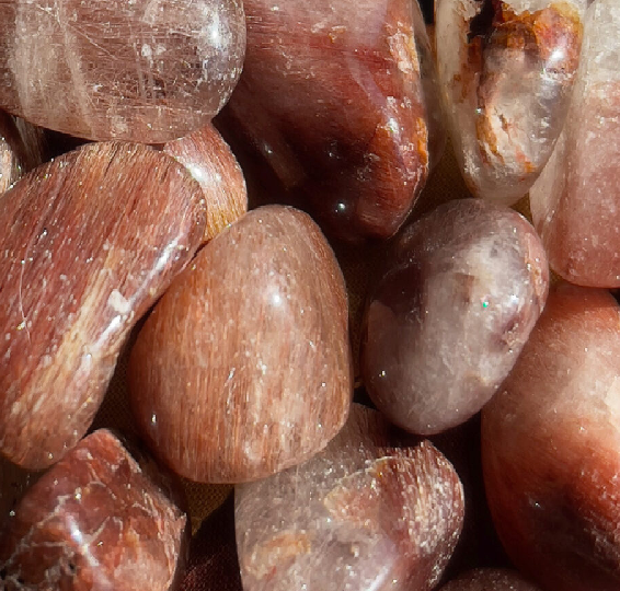 Red Rutilated krystal – Poleret sten | Healing, energiaktivering & spirituel styrke