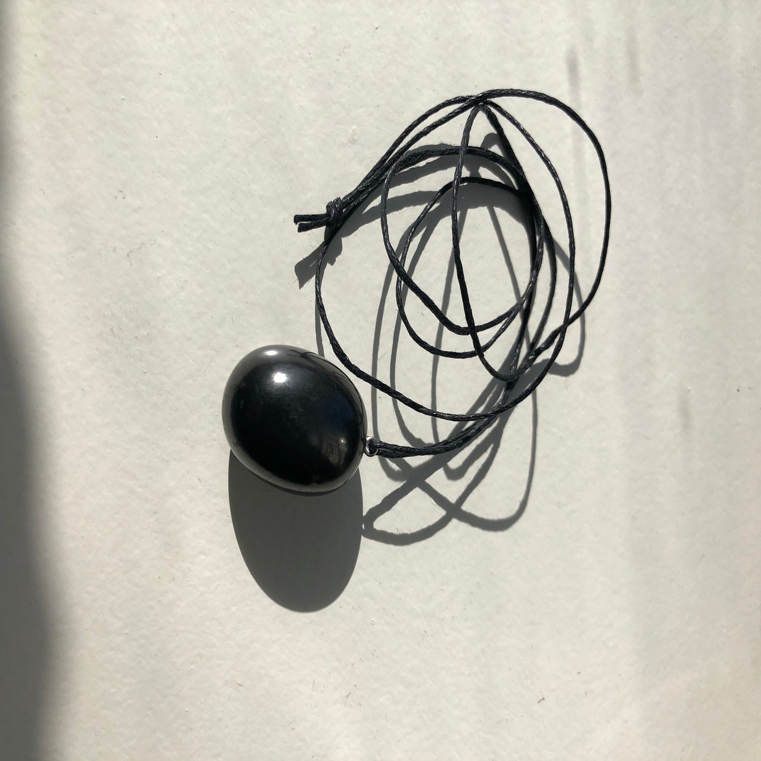 Shungit halskæde | Poleret krystalkugle til beskyttelse, rensning & jordforbindelse