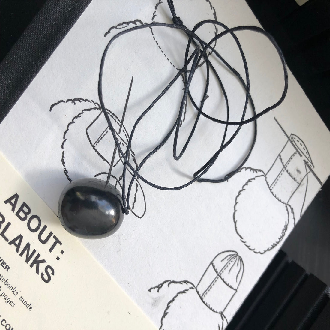 Shungit halskæde | Poleret krystalkugle til beskyttelse, rensning & jordforbindelse