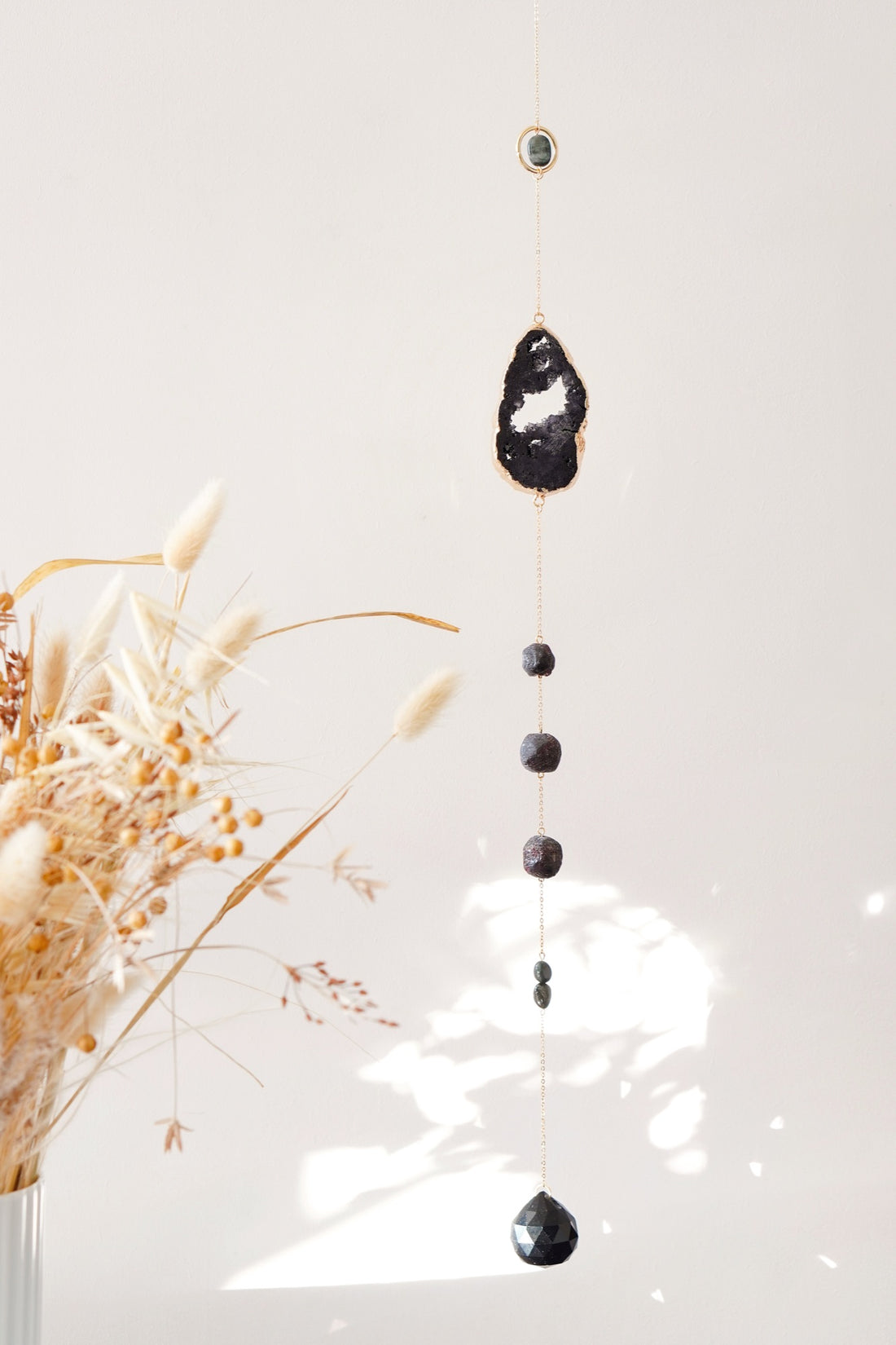 Krystal uro og Suncatcher - Black Onyx, Granat og Falcon`s Eye Krystal - 54cm