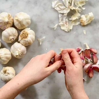 Med dette fermenteringssæt kan du nemt og sikkert komme i gang med at lave dine egne sprøde, smagfulde og probiotiske fermenterede grøntsager – direkte fra dit eget køkken.