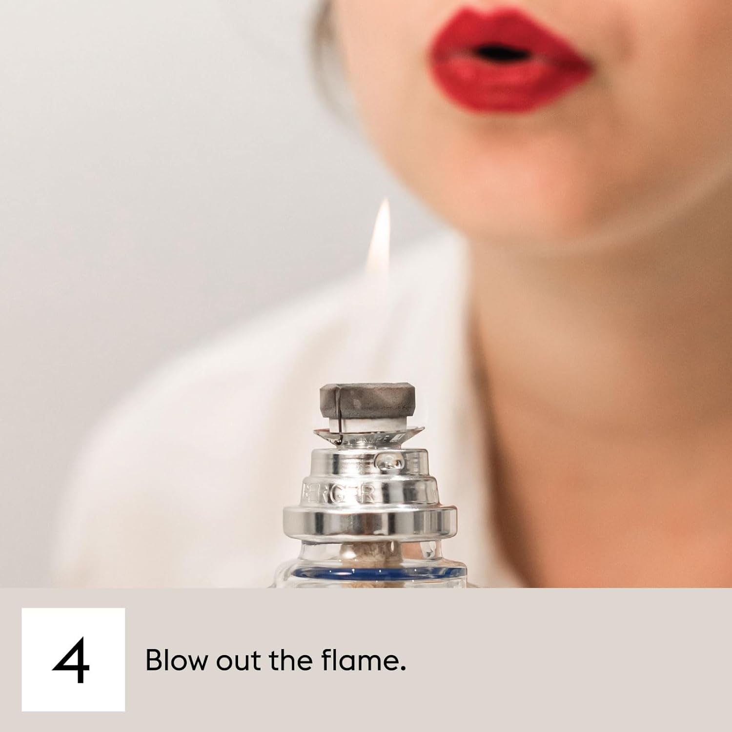 Katalytiske duftlamper er meget mere end en almindelig duftlampe. Den fungerer både, som luftrenser og duftspreder – i ét og samme smukke design. Den patenterede katalytiske teknologi har været anvendt og betroet på franske hospitaler og hjem i over 100 år. I modsætning til traditionelle duftlamper baseret på olie, renser Lampe Berger vægen effektivt ved at neutralisere uønskede lugte og reducere bakterier, samtidig med at duften fordeles jævnt og behageligt i rummet.