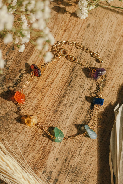 Armbånd med Chakra krystaller | Guldbelagt kæde – Energi &amp; balance