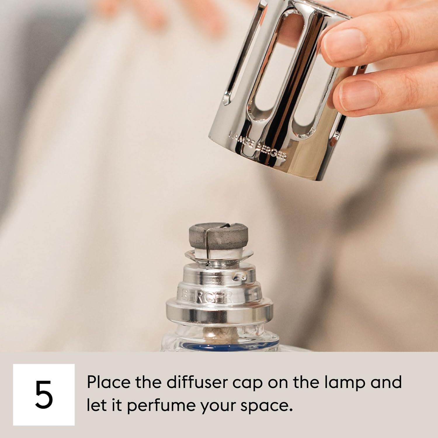 Katalytiske duftlamper er meget mere end en almindelig duftlampe. Den fungerer både, som luftrenser og duftspreder – i ét og samme smukke design. Den patenterede katalytiske teknologi har været anvendt og betroet på franske hospitaler og hjem i over 100 år. I modsætning til traditionelle duftlamper baseret på olie, renser Lampe Berger vægen effektivt ved at neutralisere uønskede lugte og reducere bakterier, samtidig med at duften fordeles jævnt og behageligt i rummet.