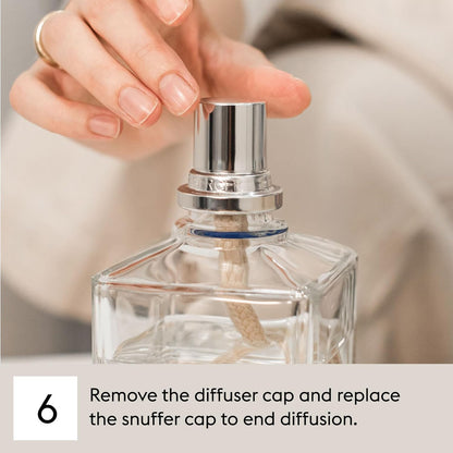 Katalytiske duftlamper er meget mere end en almindelig duftlampe. Den fungerer både, som luftrenser og duftspreder – i ét og samme smukke design. Den patenterede katalytiske teknologi har været anvendt og betroet på franske hospitaler og hjem i over 100 år. I modsætning til traditionelle duftlamper baseret på olie, renser Lampe Berger vægen effektivt ved at neutralisere uønskede lugte og reducere bakterier, samtidig med at duften fordeles jævnt og behageligt i rummet.