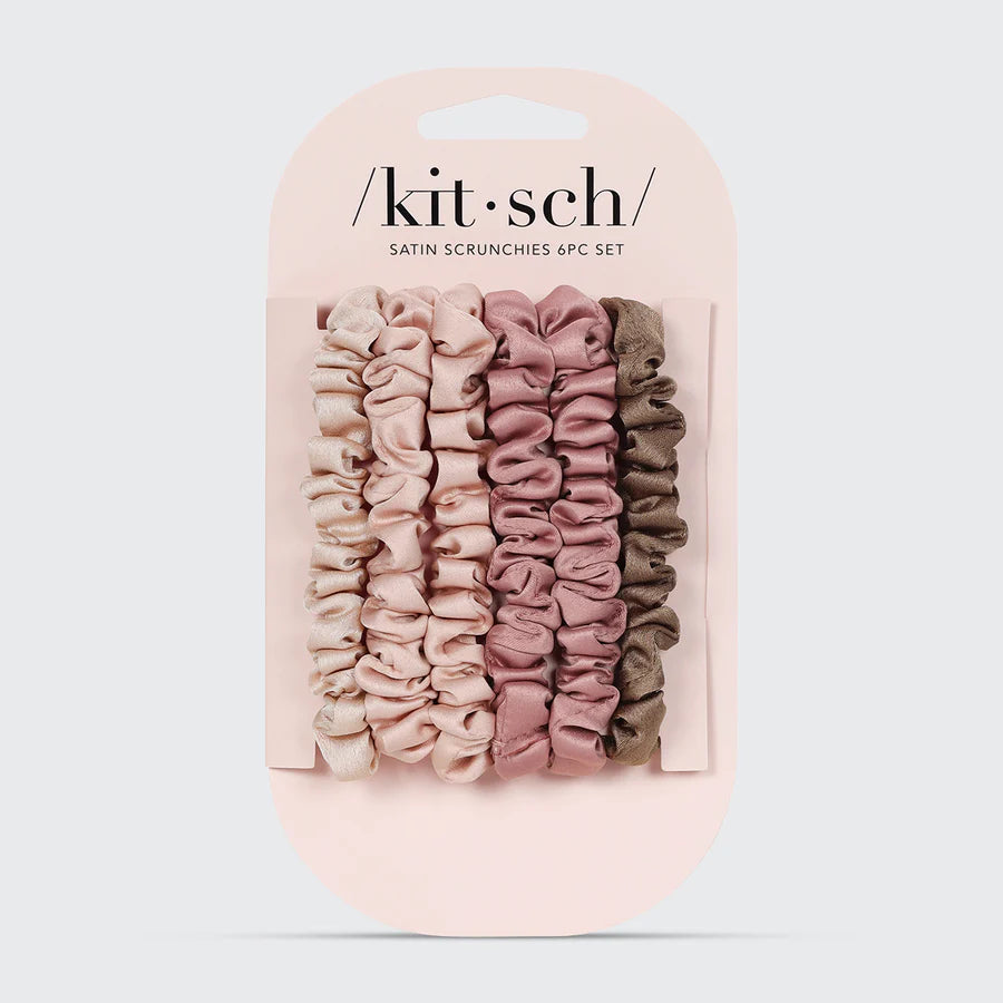 KITSCH Satin Scrunchies – 6 stk. skånsomme hårelastikker i bæredygtig satin. Beskytter håret mod brud og frizz, og giver et elegant look til hverdag og nat.
