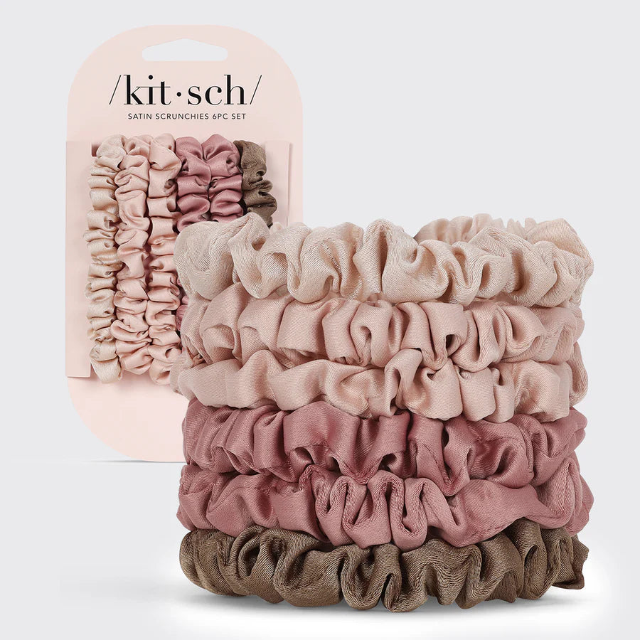 KITSCH Satin Scrunchies – 6 stk. skånsomme hårelastikker i bæredygtig satin. Beskytter håret mod brud og frizz, og giver et elegant look til hverdag og nat.