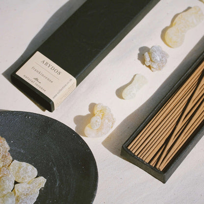 Løft dine omgivelser med den hellige og fortryllende duft af frankincense fra Abydos røgelse. Skab en atmosfære af ro, spiritualitet og velvære i dit hjem med dette unikke produkt fra UME Incense.