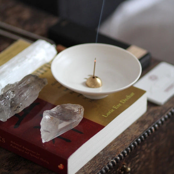 Løft dine omgivelser med den hellige og fortryllende duft af frankincense fra Abydos røgelse. Skab en atmosfære af ro, spiritualitet og velvære i dit hjem med dette unikke produkt fra UME Incense.