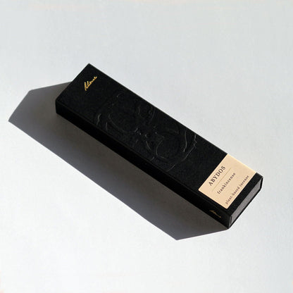 Løft dine omgivelser med den hellige og fortryllende duft af frankincense fra Abydos røgelse. Skab en atmosfære af ro, spiritualitet og velvære i dit hjem med dette unikke produkt fra UME Incense.
