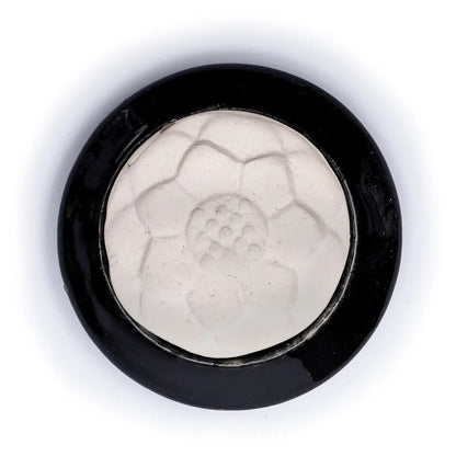 En smuk, enkel og effektfuld måde at bringe duft og ro ind i dine omgivelser – som et lille stille ritual i hverdagen.