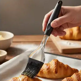 Elegant og funktionel bagebørste i sort silikone – perfekt til præcis pensling, bagning og moderne madlavning.