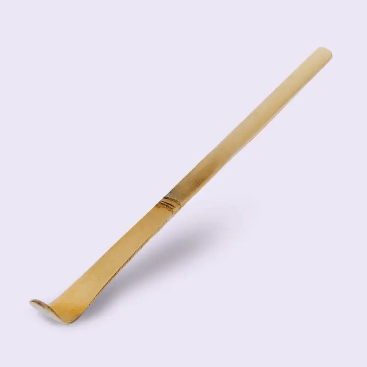 En smuk, æstetisk bambusske, der bringer både funktionalitet og ceremoniel ro ind i dit matcha-ritual.