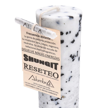 Et håndlavet stearinlys med shungit, der støtter energetisk beskyttelse, rensning og en følelse af reset i dit rum.