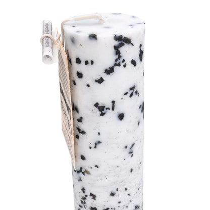 Et håndlavet stearinlys med shungit, der støtter energetisk beskyttelse, rensning og en følelse af reset i dit rum.