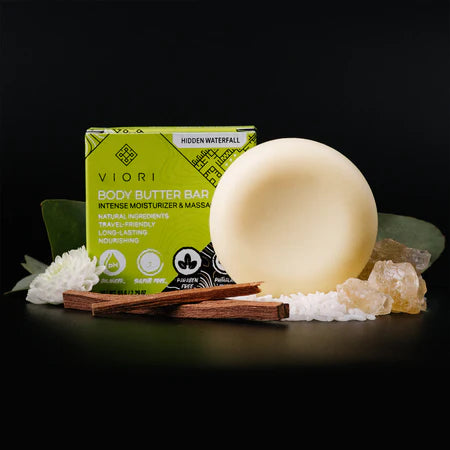 En luksuriøs body butter bar med Hidden Waterfall duft, Rice Water &amp;amp; shea butter, der giver intens fugt og silkeblød hud.