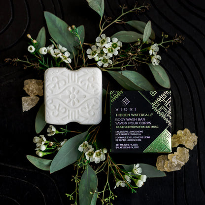 En håndlavet body wash bar med Rice Water &amp; shea butter, der renser nænsomt, fugter dybt og efterlader huden blød med en luksuriøs duft af Hidden Waterfall.