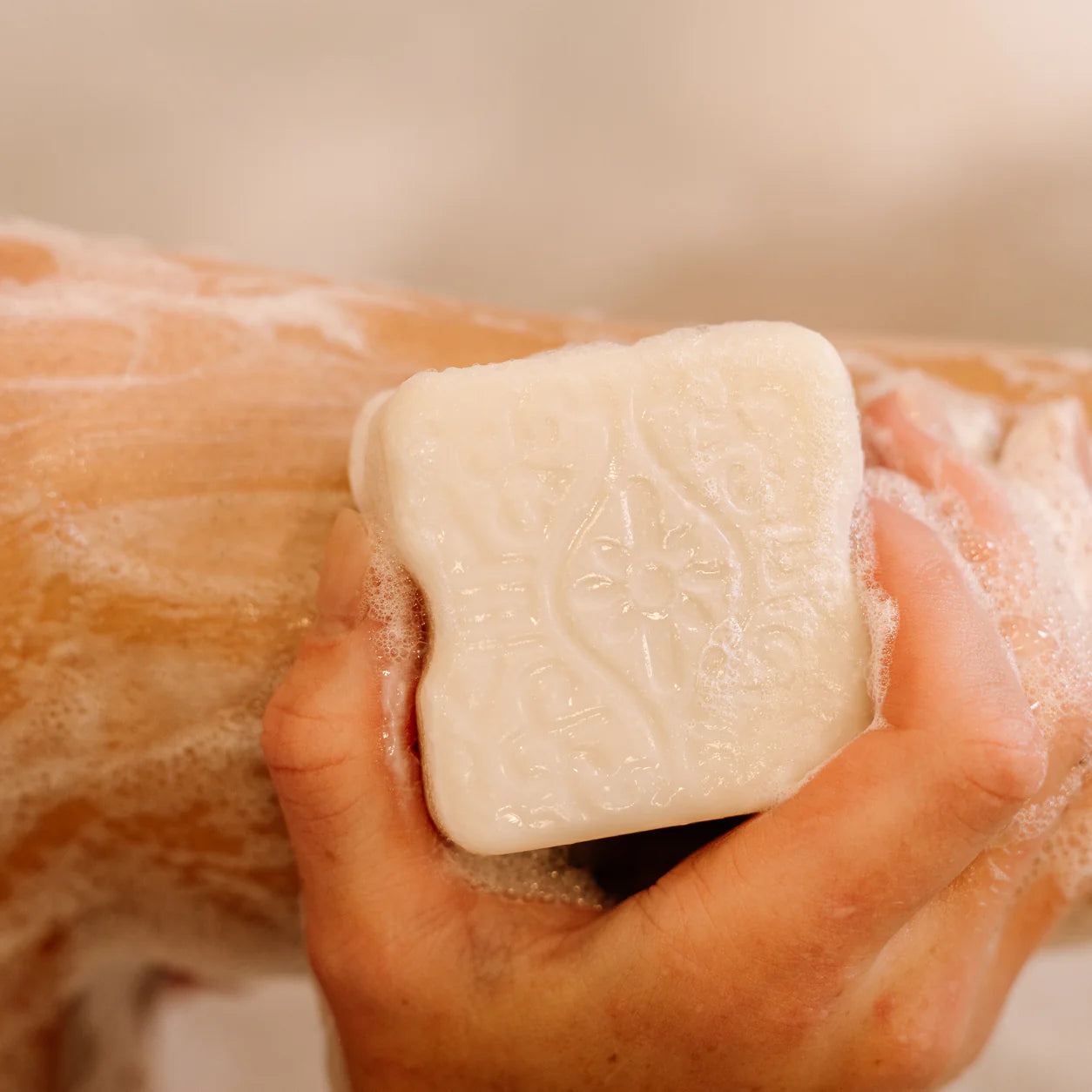 En håndlavet body wash bar med Rice Water &amp; shea butter, der renser nænsomt, fugter dybt og efterlader huden blød med en luksuriøs duft af Hidden Waterfall.