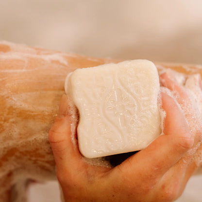 En håndlavet body wash bar med Rice Water &amp; shea butter, der renser nænsomt, fugter dybt og efterlader huden blød med en luksuriøs duft af Hidden Waterfall.