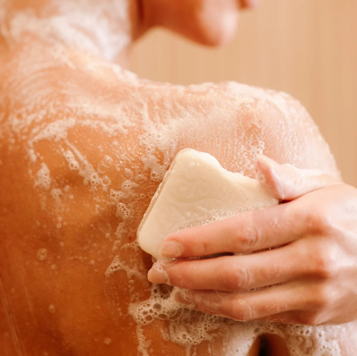 En håndlavet body wash bar med Rice Water &amp; shea butter, der renser nænsomt, fugter dybt og efterlader huden blød med en luksuriøs duft af Hidden Waterfall.
