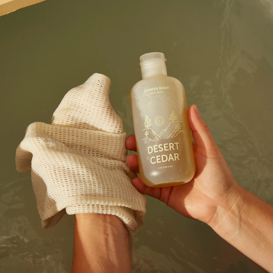 Juniper Ridge Desert Cedar Body Wash giver dig en naturlig, varm og sanselig måde at bringe naturens duft ind i din daglige plejerutine – hver eneste dag.