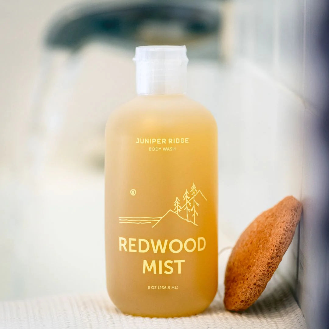 Juniper Ridge Redwood Mist Body Wash giver dig ren, naturlig og forfriskende pleje – med skovens magi lige ved hånden.