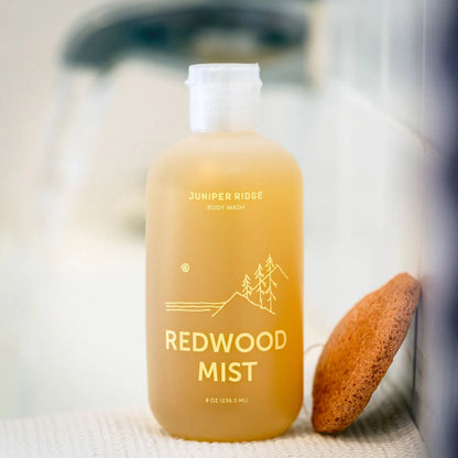 Juniper Ridge Redwood Mist Body Wash giver dig ren, naturlig og forfriskende pleje – med skovens magi lige ved hånden.