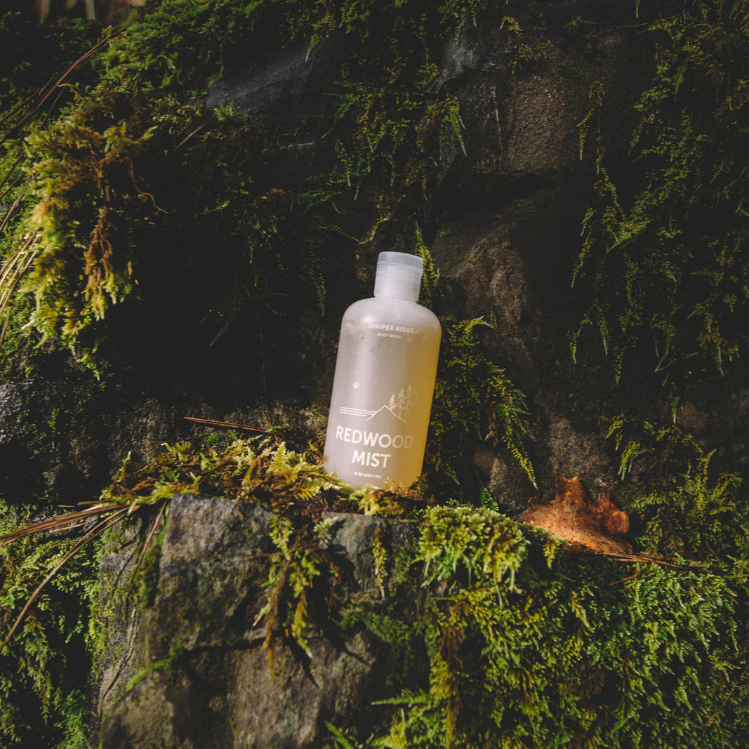 Juniper Ridge Redwood Mist Body Wash giver dig ren, naturlig og forfriskende pleje – med skovens magi lige ved hånden.