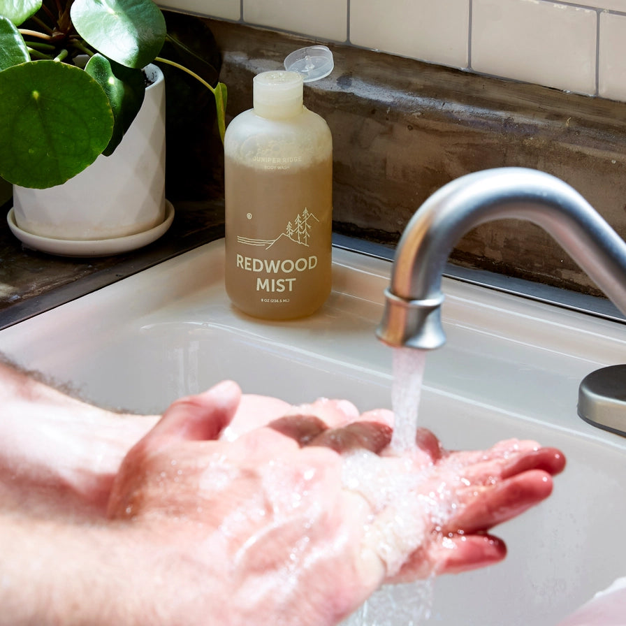 Juniper Ridge Redwood Mist Body Wash giver dig ren, naturlig og forfriskende pleje – med skovens magi lige ved hånden.
