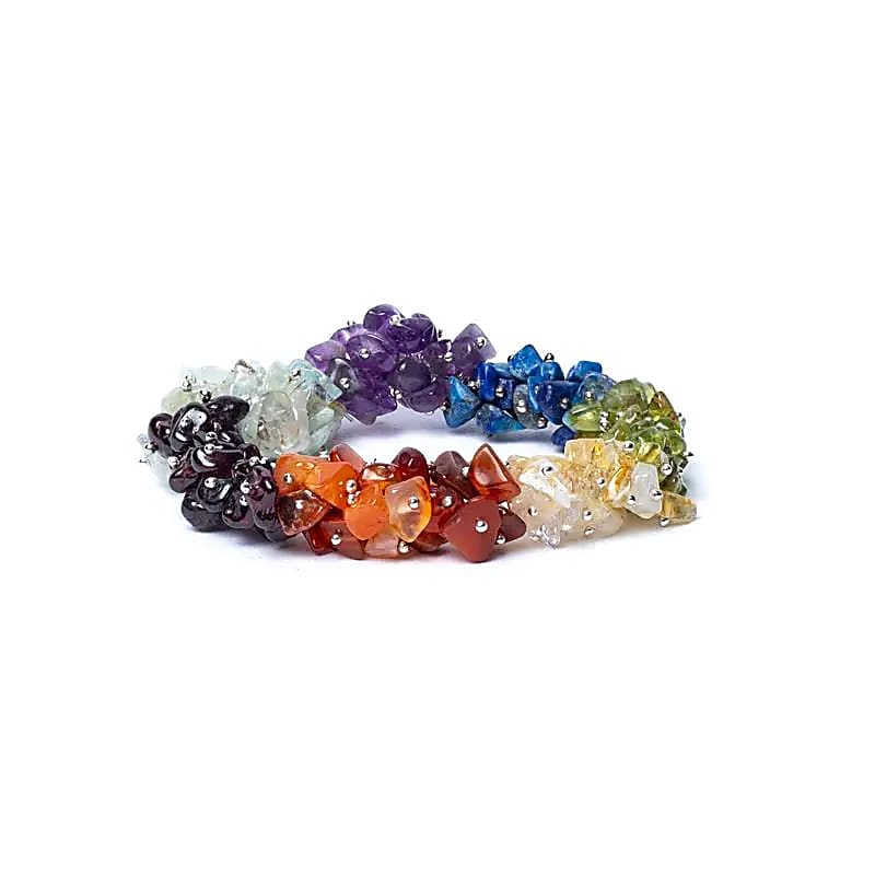 Farvet krystalchips armbånd til chakra healing og harmoni