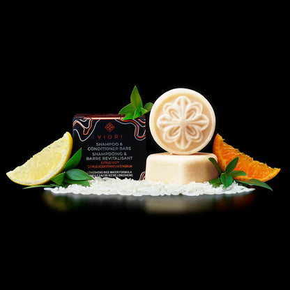 Et praktisk travel size-sæt med Vioris Citrus Yao shampoo &amp; conditioner bars – perfekt til rejser, weekendture og træning.