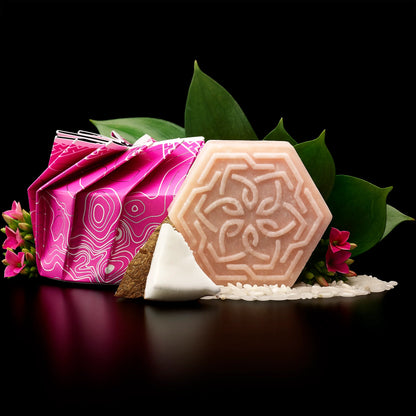 En tropisk shampoo bar med Coconut Bliss &amp; Rice Water, der tilfører fugt, styrke og volumen – perfekt til tørt og skadet hår.