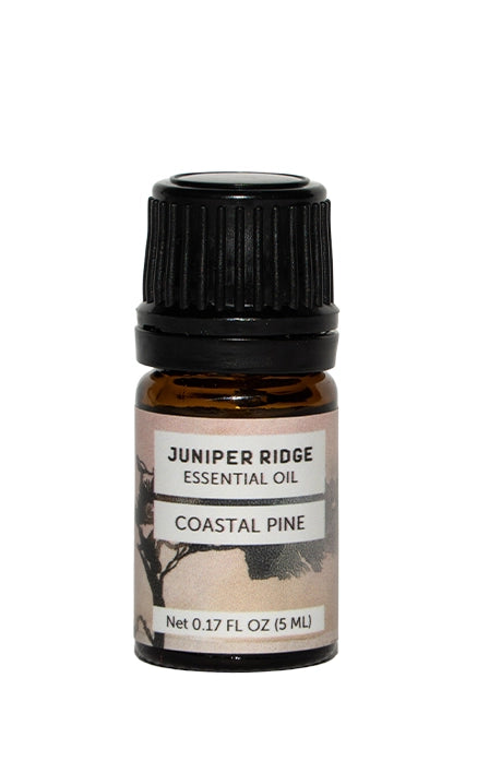 Juniper Ridge Coastal Pine æterisk olie med duft af fyrrenåle, citrusnåletræ og frisk havluft. Dampdestilleret i Californien af vildthøstede planter.