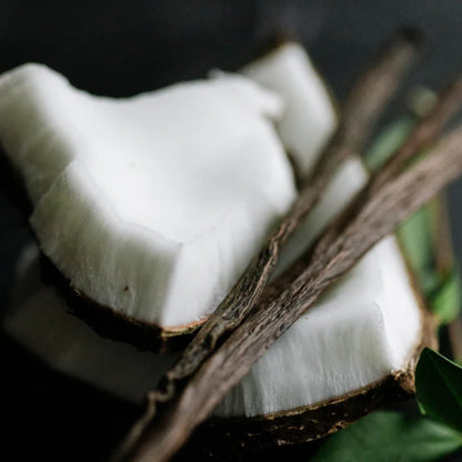 En volumengivende tørshampoo bar med Rice Water, der absorberer overskydende olie og efterlader håret friskt, fyldigt og velduftende – vælg mellem Vanilje &amp; Kokos eller Magnolia &amp; Peon.