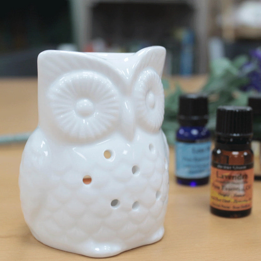 Dekorativ hvid ugle-oliebrænder – skab hygge og velduft med stil.